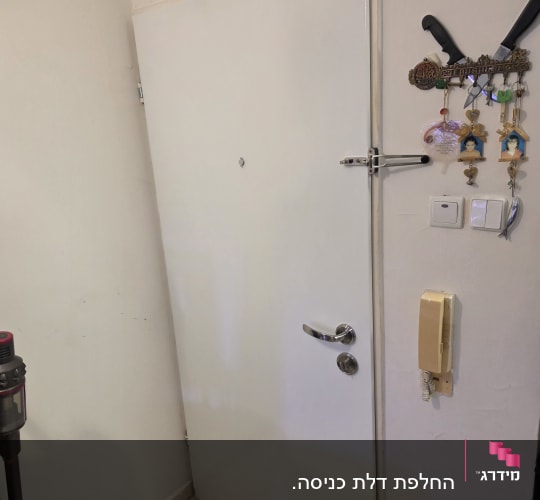 דלת לבנה עם ידית ומנעול, קישוטים על הקיר